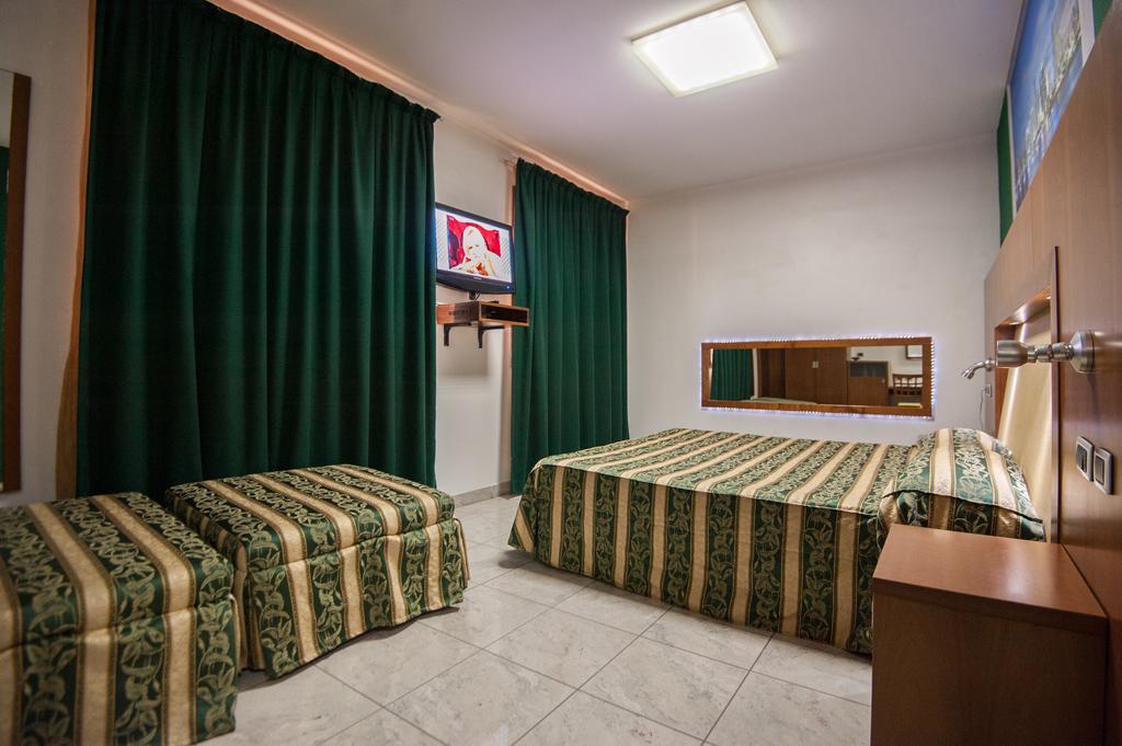 Orange Motel Vergiate Exterior photo