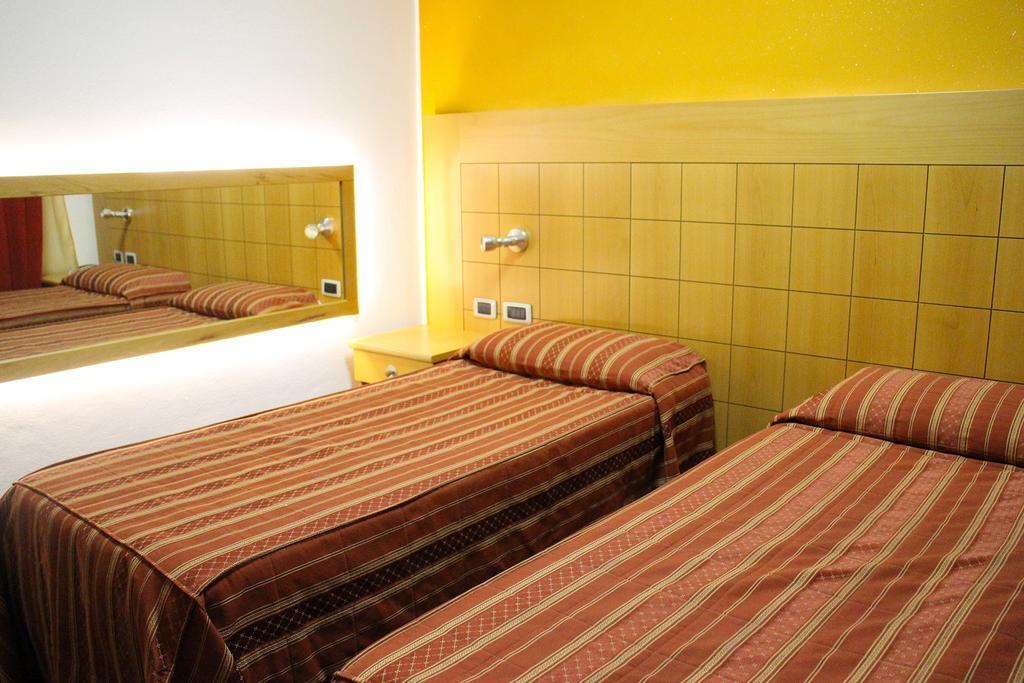 Orange Motel Vergiate Exterior photo