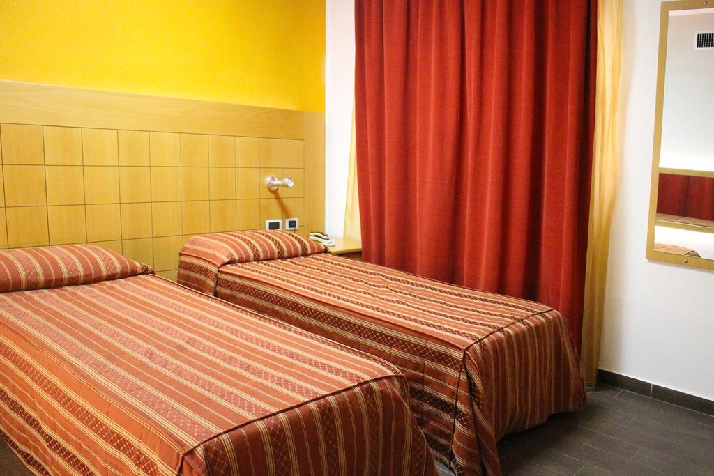 Orange Motel Vergiate Exterior photo