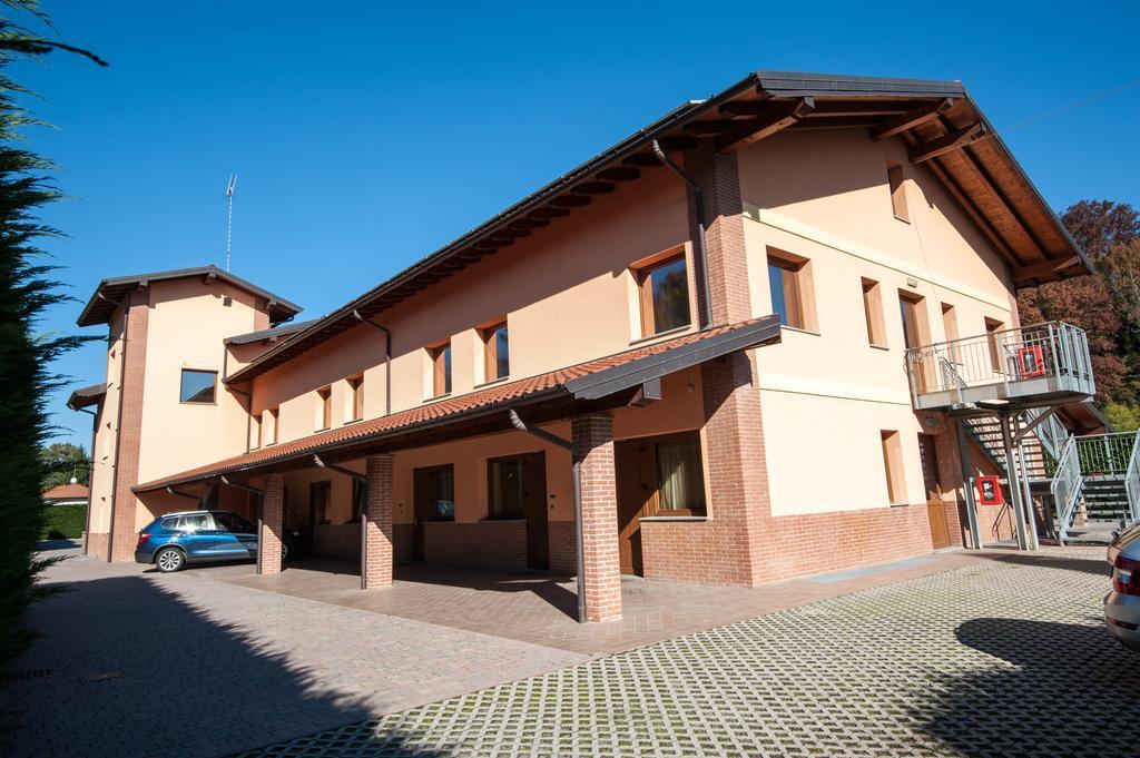 Orange Motel Vergiate Exterior photo